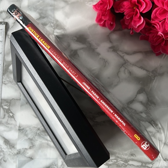 DC - Justice League Volume 8: The Darkseid War Part 2 - ISBN 978-1-4012-6341-6 - Picture 3 of 4